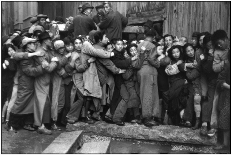 Foule attendant devant une banque pour acheter de l'or pendant les derniers jours du Kuomintang Shanghai Chine, décembre 1948 (c) Henri Cartier-BressonMagnum Photos