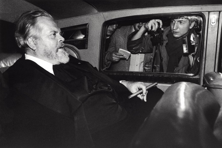Orson Welles dans sa voiture, Paris, 1982 © Bruno Mouron  Pascal Rostain