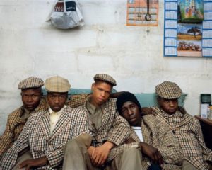 Loyiso Mayga, Wandise Ngcama, Lunga White, Luyanda Mzanti et Khungsile Mdolo après le rite d’initiation, Mthatha, 2008 © Pieter Hugo, courtesy Galerie Stevenson, Le Cap/Johannesburg et Yossi Milo, New York