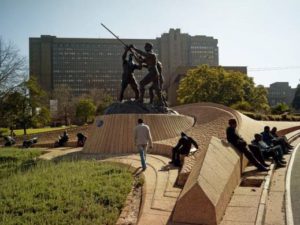 Le monument aux mineurs, Braamfontein, 2013 © Pieter Hugo, courtesy Galerie Stevenson, Le Cap/Johannesburg et Yossi Milo, New York
