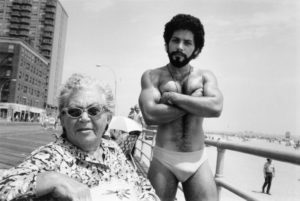 ©Arlene Gottfried Angel and Woman on Broadwalk in Brighton Beach, New York, 1976 /Courtesy Les Douches La Galerie