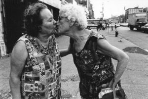 ©Arlene Gottfried Mommie kissing Bubbie on Delancey Street, New York, 1979/ Courtesy Les Douches La Galerie