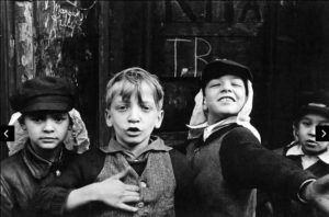 ©Helen Levitt New York, c.1942 /Courtesy Les Douches La Galerie/Estate of Helen Levitt