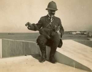Gaston Cherau sur le toit de sa résidence à Tripoli fonds Chérau © BnF