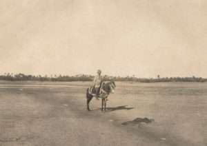 Gaston Chérau derrière un cadavre aux confins de l’oasis de Tripoli © Collection privée