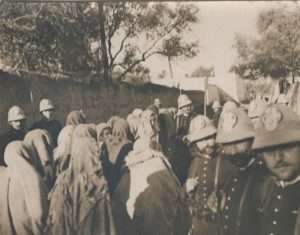 Soldats italiens et civils dans l’oasis de Tripoli © Archives