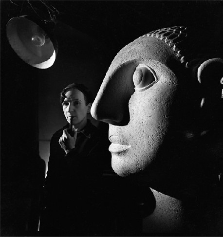 Anton Prinner dans son atelier de la rue Pernety à côté de sa sculpture La femme aux grandes oreilles, Paris, 1946 © Photos Émile Savitry courtesy Sophie Malexis