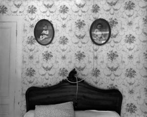 Ferme du Garet, la chambre des parents, 1984 En médaillon de gauche à droite, Jean et Raymond Depardon © Raymond Depardon / Magnum Photos