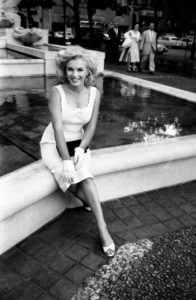 Marilyn Monroe, Devant le Plaza Athénée,New York,Mai 1957,Sam SHAW(©Sam SHAW, courtesy Galerie de l’Instant, Paris)