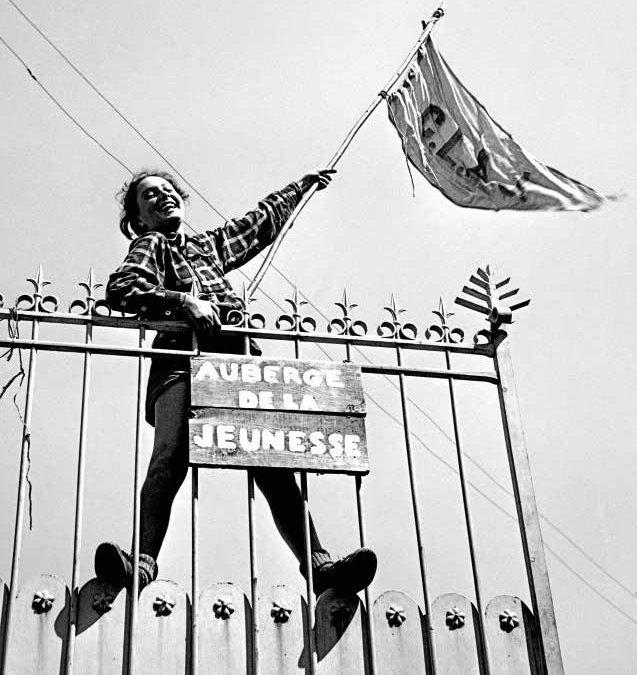 Lucienne sur la grille de l’auberge 1937 Photo © Pierre Jamet