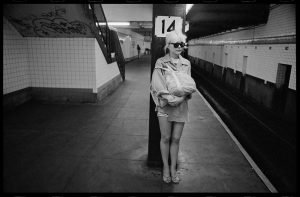 CHRIS STEIN - DEBBIE HARRY, SUBWAY 14TH STREET, NYC, 1980 (©CHRIS STEIN, COURTESY GALERIE DE L’INSTANT, PARIS)