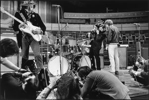 DOMINIQUE TARLÉ - JIMI HENDRIX, ROYAL ALBERT HALL, LONDRES, 1969 (©DOMINIQUE TARLÉ/ LA GALERIE DE L’INSTANT)