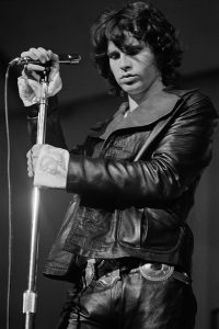 ETHAN RUSSELL JIM MORRISON ROUNDHOUSE, LONDRES, 1968 (©ETHAN RUSSELL, COURTESY GALERIE DE L’INSTANT, PARIS)