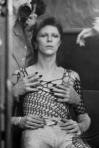 TERRY O’NEILL DAVID BOWIE, THE 1980 FLOOR SHOW, THE MARQUEE CLUB, LONDRES, 1973 (©TERRY O’NEILL, COURTESY GALERIE DE L’INSTANT, PARIS)