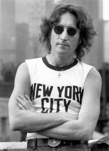 BOB GRUEN JOHN LENNON, NEW YORK, 1974 (©BOB GRUEN, COURTESY GALERIE DE L’INSTANT, PARIS)