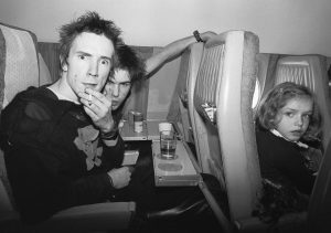 BOB GRUEN - JOHNNY ROTTEN & SID VICIOUS, THE SEX PISTOLS, 1977 (©BOB GRUEN/ LA GALERIE DE L’INSTANT)