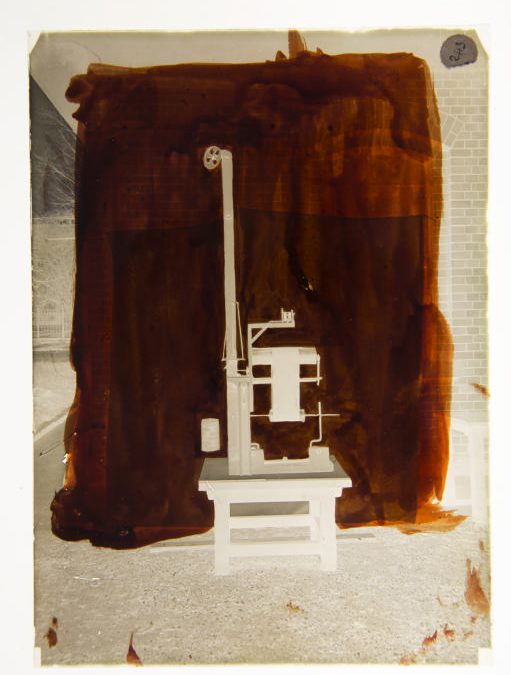 Arno Gisinger 2019 photographie sur table lumineuse d'une plaque de verre négative n/b début du 20e siècle collection de l'EOST (École et Observatoire des Sciences de la Terre) Strasbourg