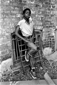 Stephen Shames, Chicago, Illinois, USA: African-American boy smokes a cigarette on the south side, 1972 Tirage vintage signé 24,9x 20 cm