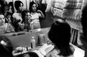 Stephen Shames, New York, USA: Girls apply make-up, 1976 Tirage vintage signé 15,5 x 23,5 cm