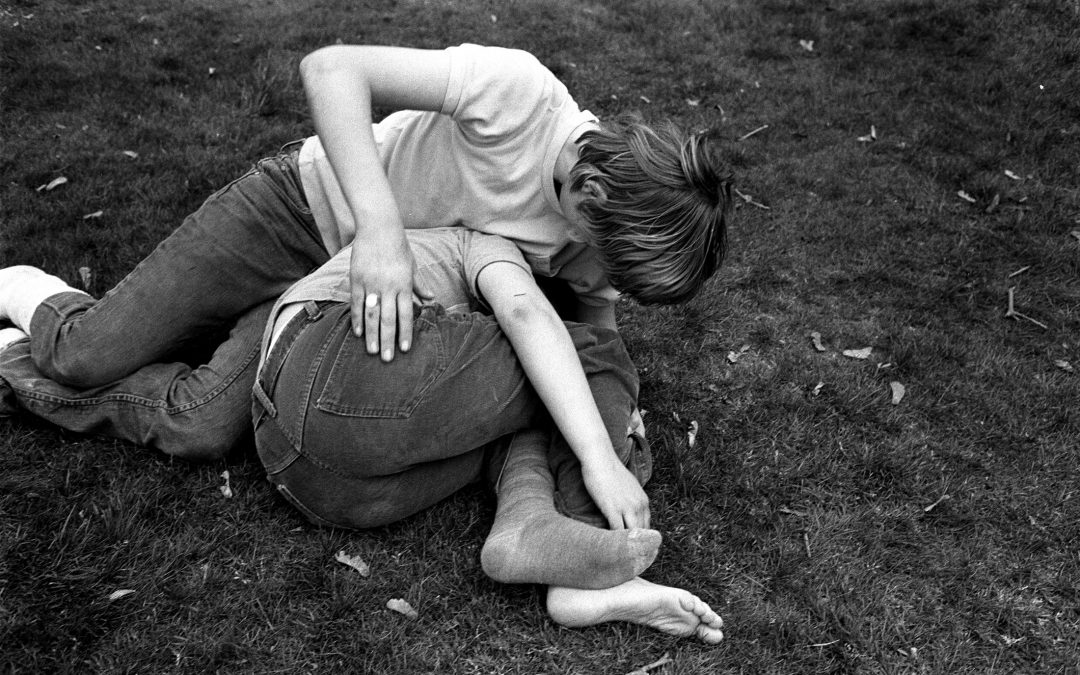 Stephen Shames, Vancouver, British Columbia, Canada: young teenagers wrestle in the grass at a park, 1975 Tirage vintage signé 15,5 x 22,5 cm