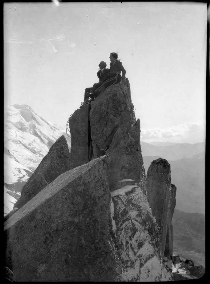 Henri Cameré, Au sommet de l’Aiguille de l’M, vers 1930, tirage, 10.8 x 7.7 cm © Annecy, Musée-Château