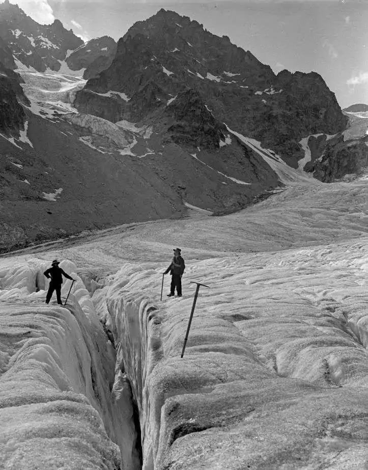 Victor de Gaudemaris Sur le Glacier blanc, Oisans, vers 1908 Plaque de verre, 27 x 21 cm