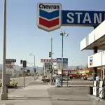 Beverly Boulevard and La Brea Avenue, Los Angeles, California, June 21 , 1975, de la série Uncommon Places, 1973-1986 © Stephen Shore. Courtesy 303 Gallery, New York and Sprüth Magers