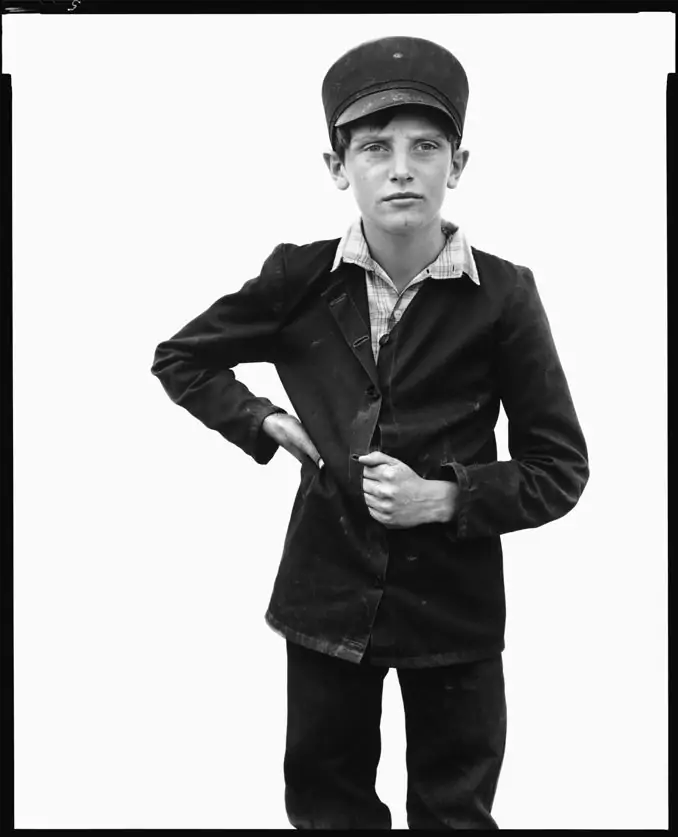 Jesse Kleinsasser, pig man, Hutterite Colony, Harlowton, Montana, June 23, 1983. Photographie de Richard Avedon © The Richard Avedon Foundation