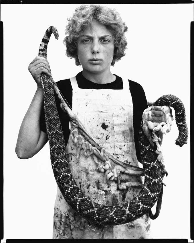 Boyd Fortin, thirteen year old rattlesnake skinner, Sweetwater, Texas, March 10, 1979. Photographie de Richard Avedon © The Richard Avedon Foundation