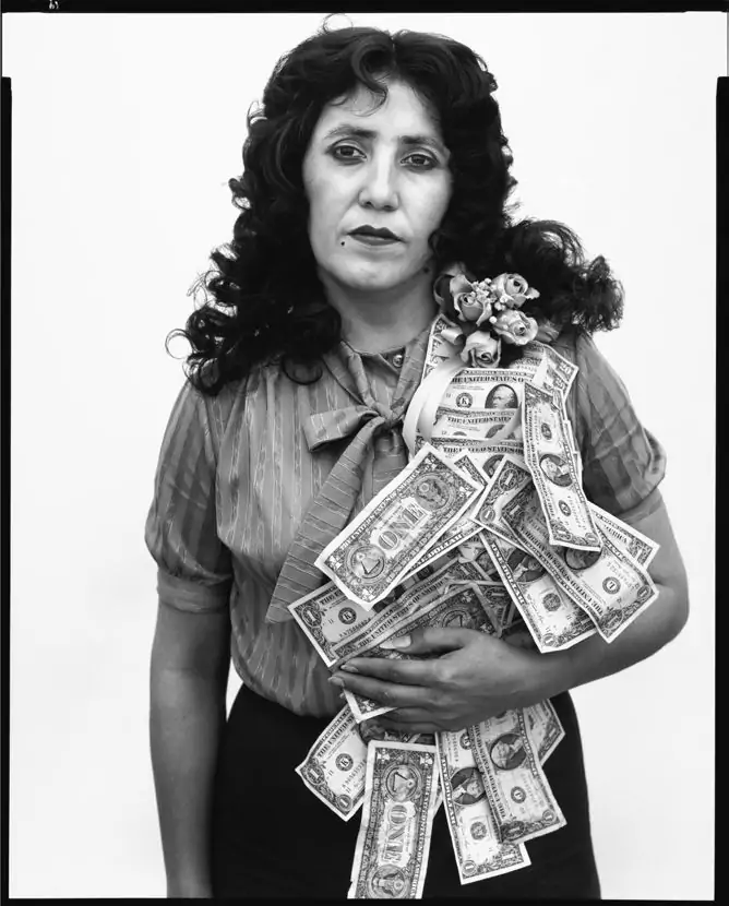 Petra Alvarado, factory worker, on her birthday, El Paso, Texas, April 22, 1982. Photographie de Richard Avedon © The Richard Avedon Foundation