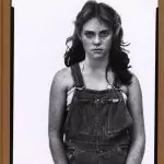 Édition originale d’In the American West de Richard Avedon, Abrams, 1985. Couverture : Sandra Bennett, twelve year old, Rocky Ford, Colorado, August 23, 1980. Photographie de Richard Avedon © The Richard Avedon Foundation