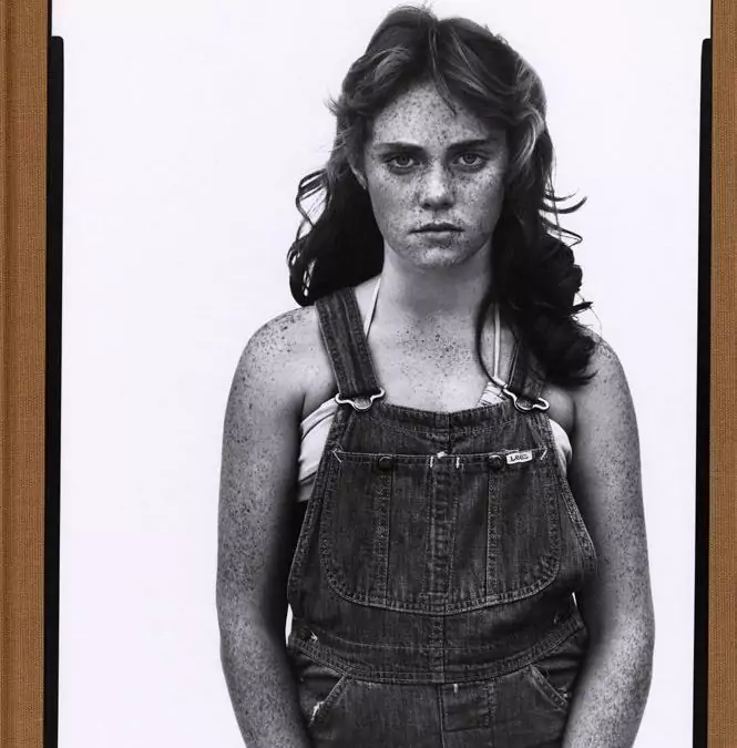 Édition originale d’In the American West de Richard Avedon, Abrams, 1985. Couverture : Sandra Bennett, twelve year old, Rocky Ford, Colorado, August 23, 1980. Photographie de Richard Avedon © The Richard Avedon Foundation