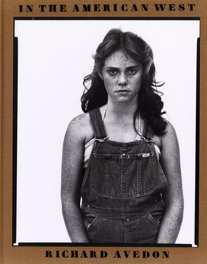 Édition originale d’In the American West de Richard Avedon, Abrams, 1985. Couverture : Sandra Bennett, twelve year old, Rocky Ford, Colorado, August 23, 1980. Photographie de Richard Avedon © The Richard Avedon Foundation