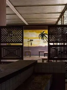 François-Xavier Gbré, série « Radio Ballast », Salon VIP, gare de Bouaké, 2024 © François-Xavier Gbré, Adagp, Paris, 2025